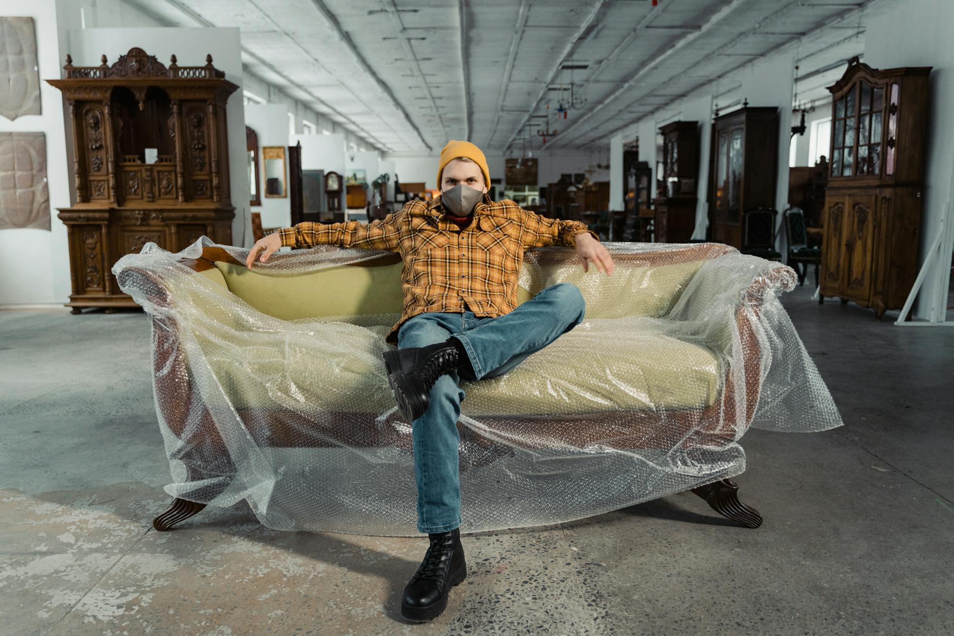 Full shot of a classic mahogany Duncan Phyfe dining table featuring a pedestal base and sweeping saber legs - Antique identification guide