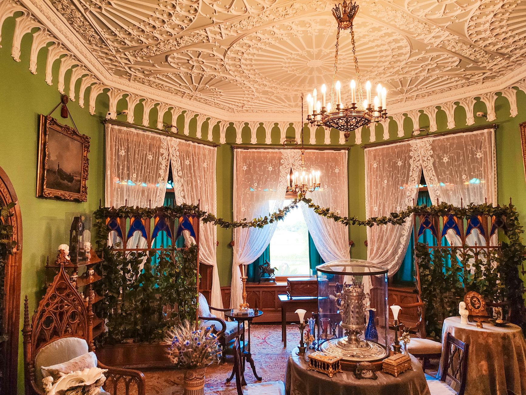 A Federal-style sofa featuring a straight crest rail, exposed mahogany wood, and legs ending in brass caster feet - Antique identification guide