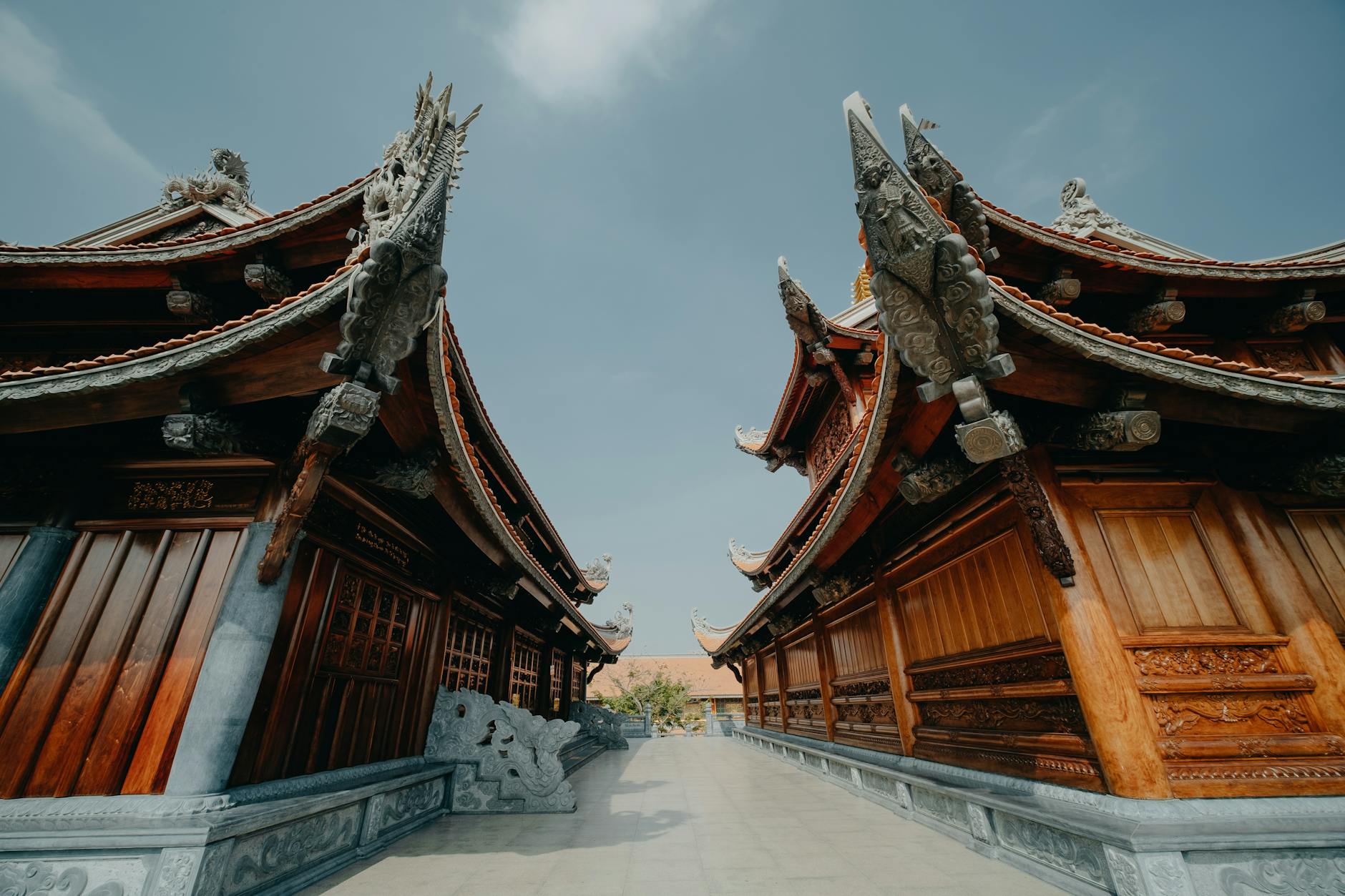A Victorian Rococo Revival settee with a curved walnut frame, finger-molded carving, and deep button tufting in velvet - Antique identification guide