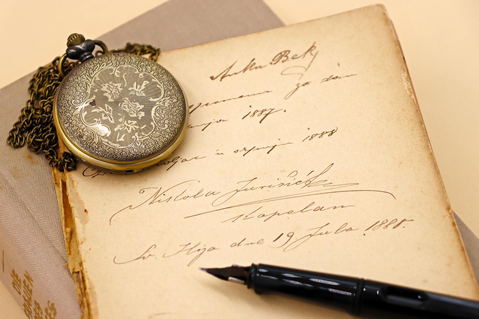 How to Identify 19th Century Japanese Vases (Satsuma vs. Imari)