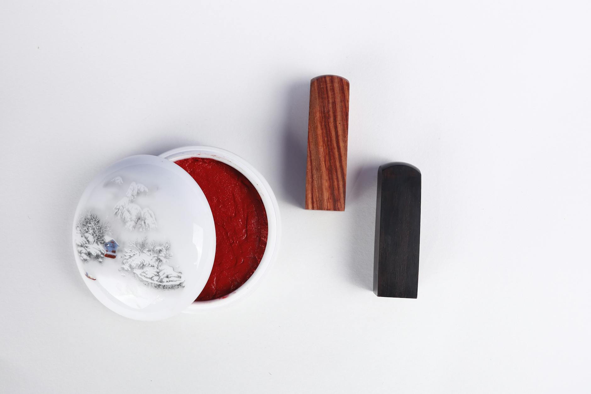 A clear image of a red enamel Qianlong seal mark (zhuanshu) on a turquoise background, typical of famille rose porcelain bases. - Antique identification guide